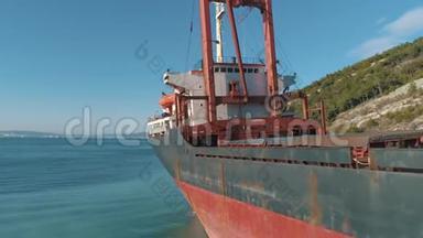 <strong>靠近</strong>海岸的码头上大型红色货船的特写镜头。射击。海上运输